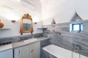 Badewanne, Handtücher, Toilettenpapier