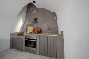 Fridge, oven, stovetop, coffee/tea maker - CASA SANTANTONIO - Senior Cave Apartment with outdoor Jacuzzi (Φηρά Θήρας)