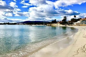 Nær stranden og solsenger