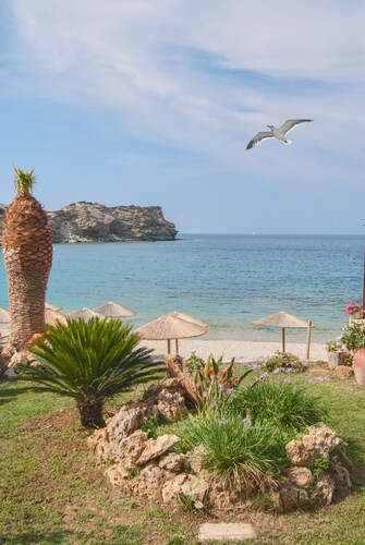L'appartement en bord de mer fait partie du complexe Villa Omega à Lygaria Beach.