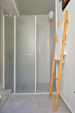 Ensemble baignoire-douche, séchoir à cheveux, serviettes fournies, savon