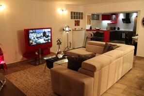 Smart TV, lareira, DVD player, aparelho de som