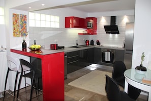 Geladeira, micro-ondas, fogão, cooktop