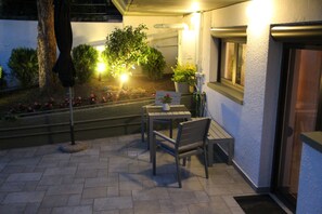 Outdoor dining - Luxury studio fully equipped with a private garden quietly situated (Πανόραμα)