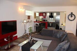 Smart TV, fireplace, DVD player, stereo - Luxury studio fully equipped with a private garden quietly situated (Πανόραμα)