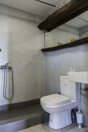 Duschwanne, Haartrockner, Handtücher, Toilettenpapier