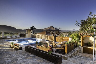 Cosy Traditional Villa - Private Pool - Perfect for families with children