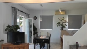 Un espace de vie moderne comprenant un coin repas, une cuisine et un escalier.