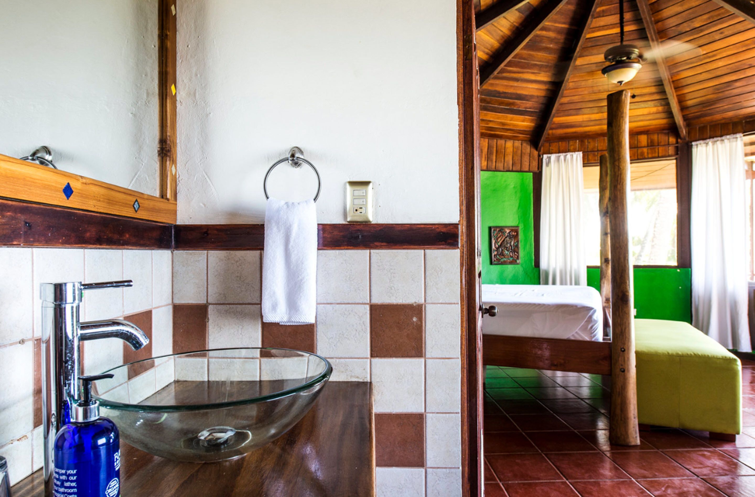 تجهيزات دش، دُش غزير، مجففات شعر، مناشف