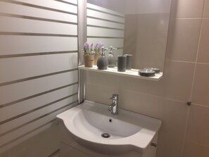 Combined shower/tub, hair dryer, towels, soap