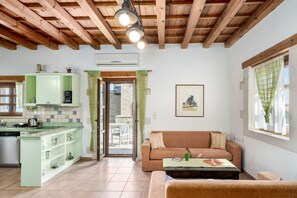TV, caminetto, lettore DVD, tavolo da ping pong