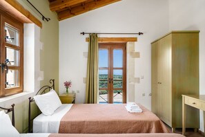 10 camere, una cassaforte in camera, una scrivania, ferro/asse da stiro