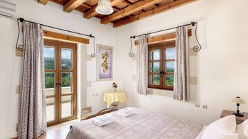 10 bedrooms, in-room safe, desk, iron/ironing board