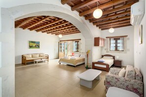 10 Schlafzimmer, Zimmersafe, Schreibtisch, Bügeleisen/Bügelbrett