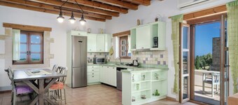 Large Villa w/ Private Pool, Ideal 4 Weddings, BBQ, Children Games, 3 acres land