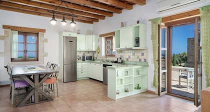 Familienvilla mit privatem Pool, BBQ Grill, Kinderspielen, 3 Hektar Land