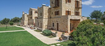 Large Villa with Private Pool, Ideal for Weddings, BBQ, Kids Games, 3 acres land