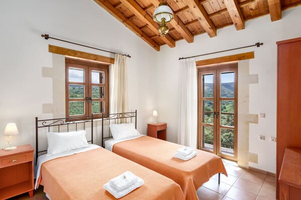 10 Schlafzimmer, Zimmersafe, Schreibtisch, Bügeleisen/Bügelbrett