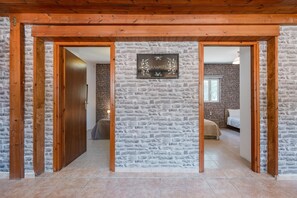 2 bedrooms, internet, bed sheets