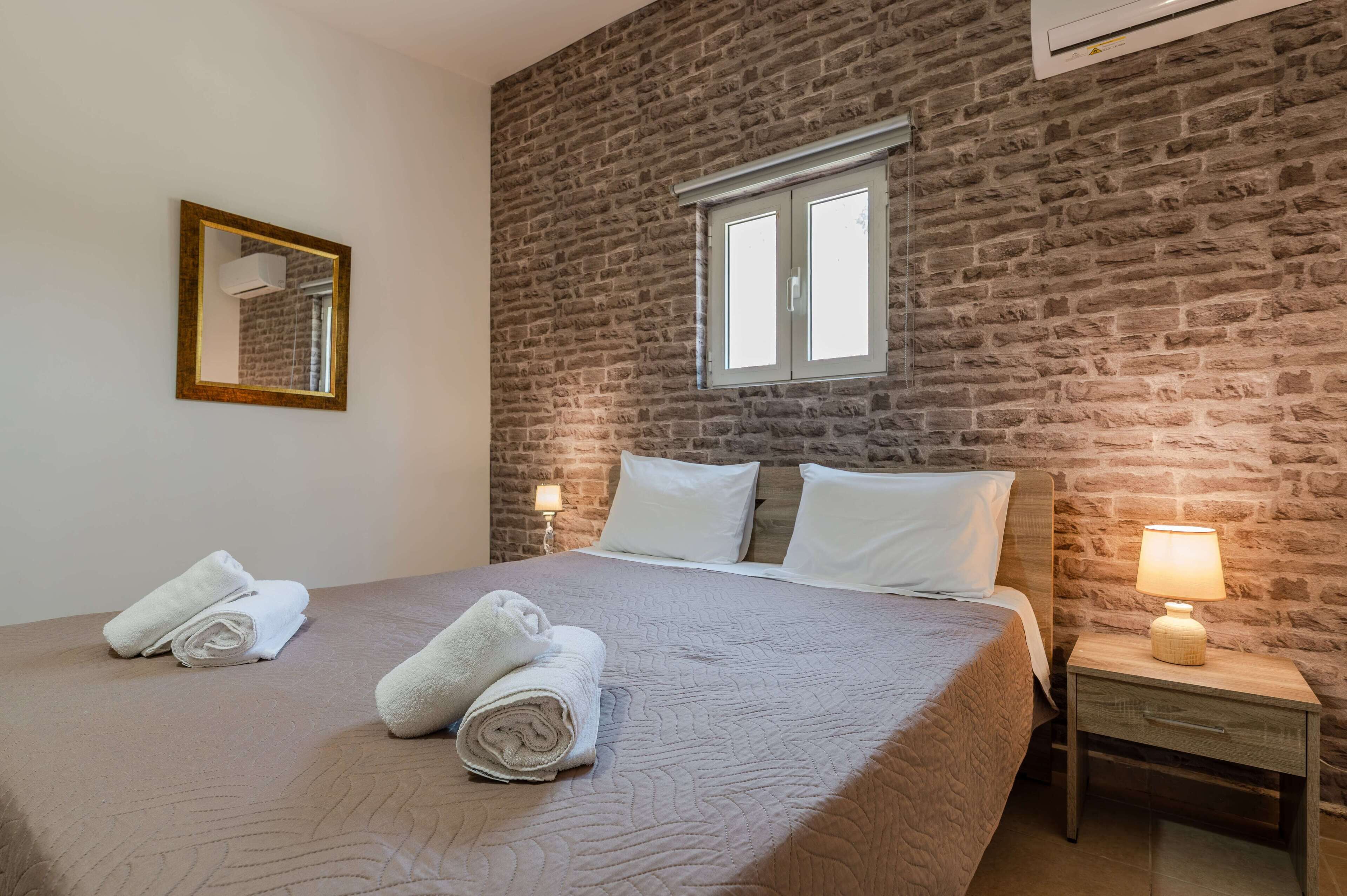 2 bedrooms, internet, bed sheets