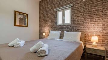 2 bedrooms, internet, bed sheets