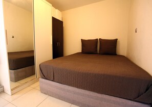 2 عدّة غرف نوم وتجهيزات عازلة للصوت وخدمة الإنترنت وملاءات أسرّة