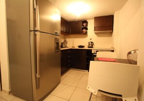 ثلاجة، فرن، موقد طهي مسطح، ماكينة لصنع القهوة/الشاي