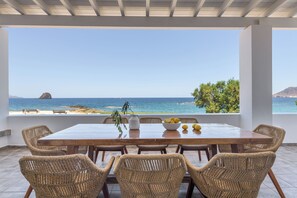 Outdoor dining - Luxurious oceanfront villa with unique sunset & hot tub (Πολλώνια)