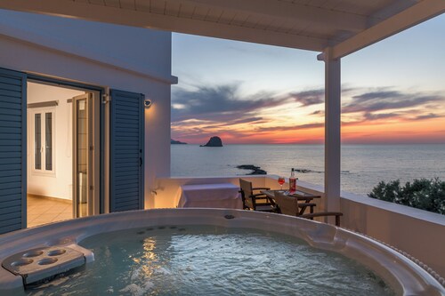 Luxueuse villa en bord de mer avec coucher de soleil et bain à remous