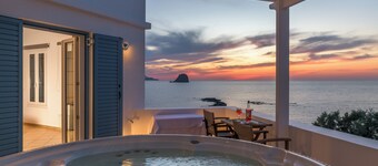 Luxurious oceanfront villa with unique sunset & hot tub