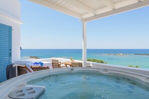 Outdoor spa tub - Luxurious oceanfront villa with unique sunset & hot tub (Πολλώνια)