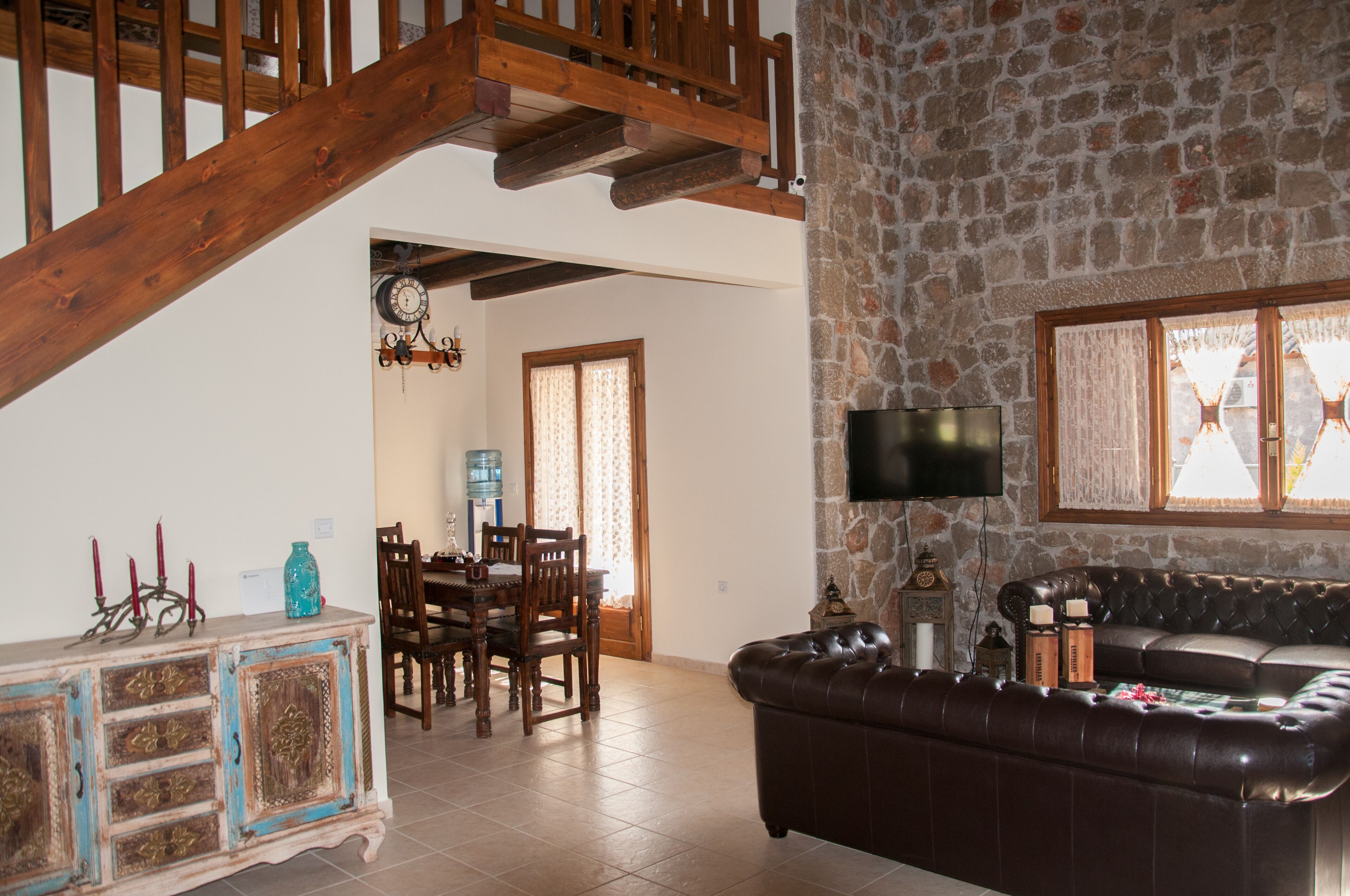 Smart TV, chimenea, reproductor de DVD y estéreo 