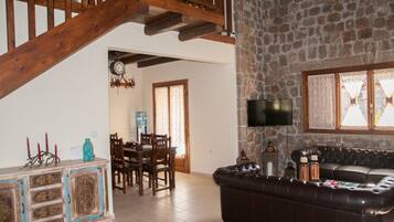 Smart-TV, peis, DVD-spiller og stereoanlegg