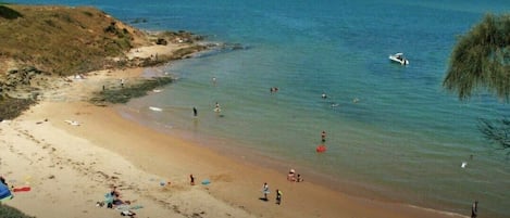 Pantai di sekitar dan pasir putih