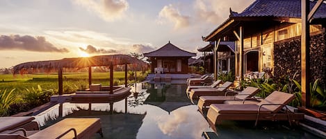 Chambre Confort, 1 très grand lit, vue établissement, en bord de piscine | Solarium