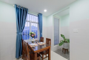 Refrigerador, microondas, placa de cocina, arrocera