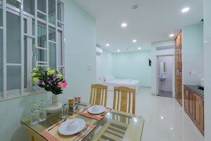 Estudio, vistas a la ciudad (Cozy) | Caja fuerte, escritorio, tabla de planchar con plancha