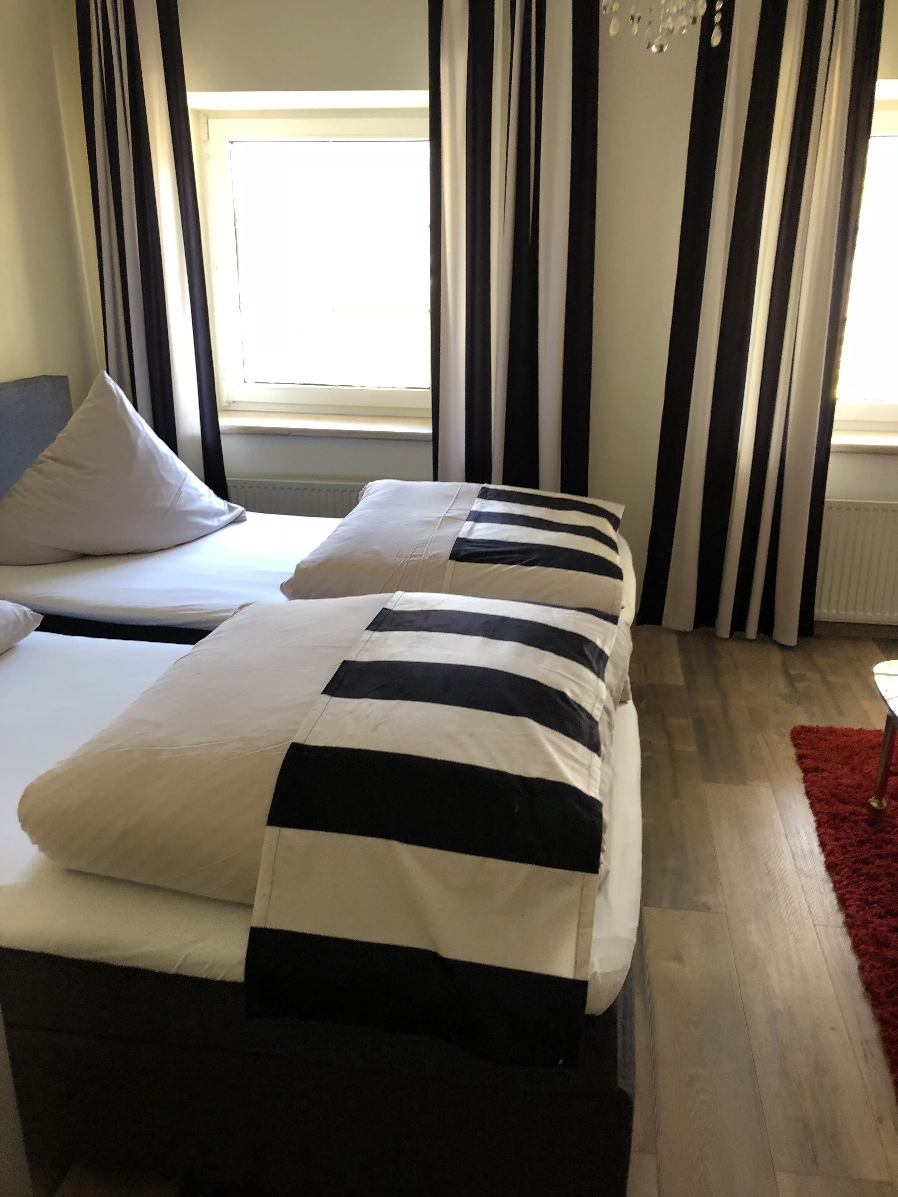 2 habitaciones, tabla de planchar con plancha, wifi y ropa de cama 