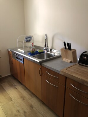 雪櫃、微波爐、焗爐、爐具