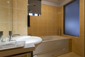 Cozy Room | Bathroom | Combined shower/tub, free toiletries, hair dryer, slippers - Peng Apartment (Taipei)