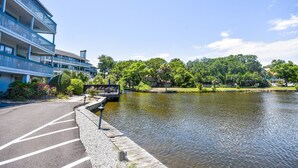 Un hôtel situé au bord de l’eau, doté d’un parking, d’un quai et entouré d’une végétation luxuriante.