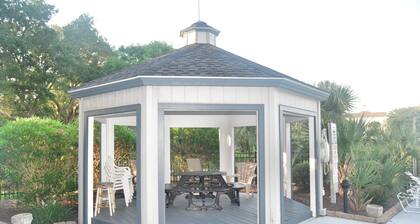 Hermitage 1g 2 Bedroom Condo by RedAwning