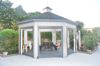 Hermitage 1g 2 Bedroom Condo by RedAwning