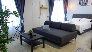 Deluxe Studio Suite, 1 Queen Bed with Sofa bed, Ocean View | Living area - Effin Homes (George Town)