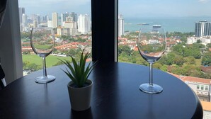Deluxe Studio Suite, 1 Queen Bed with Sofa bed, Ocean View | City view - Effin Homes (George Town)