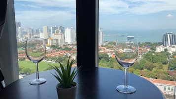 Studio Suite Deluks, 1 Tempat Tidur Queen dengan tempat tidur Sofa, pemandangan samudra | Pemandangan kota