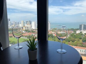 Studio Suite Deluks, 1 Tempat Tidur Queen dengan tempat tidur Sofa, pemandangan samudra | Pemandangan kota