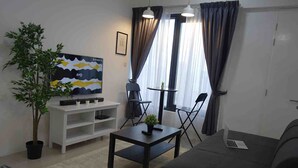 Deluxe Studio Suite, 1 Queen Bed with Sofa bed, Ocean View | Living room - Effin Homes (George Town)