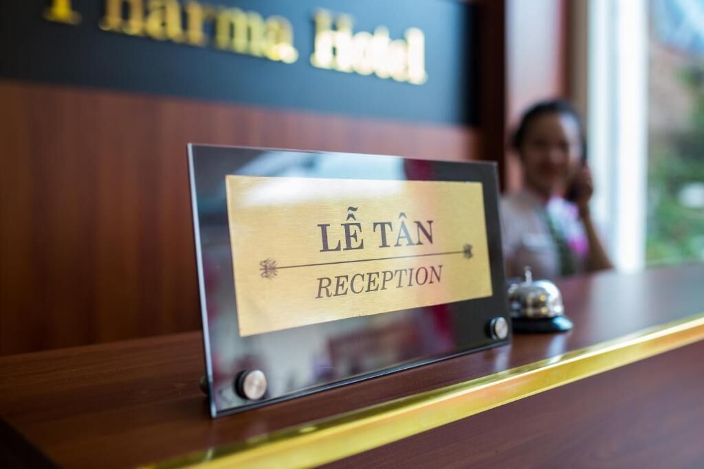 A reception desk with a sign reading "LE TÃN RECEPTION".