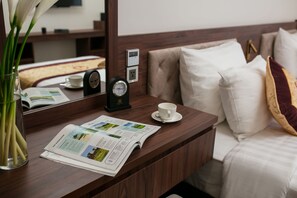 经典双人房 | 迷你吧、客房内保险箱、办公桌、笔记本电脑工作区